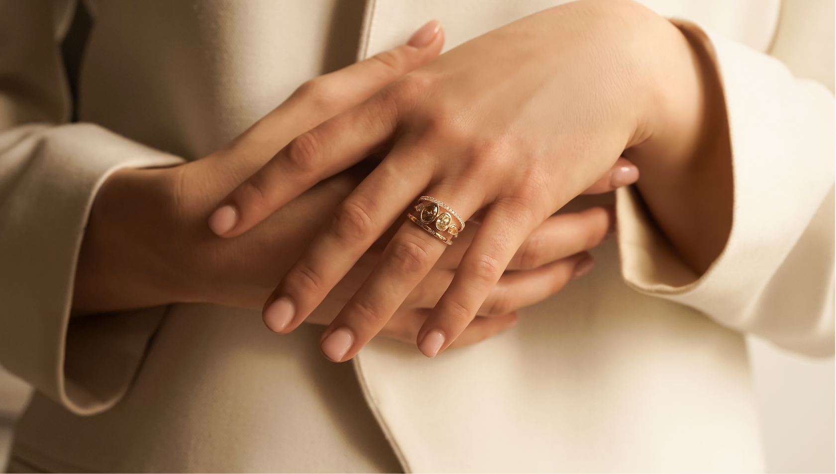 Mariage-accumulation-alliance-diamants-blancs-Iris-Bague-pièce-unique-Chiara-alliance-parsemee-Iris