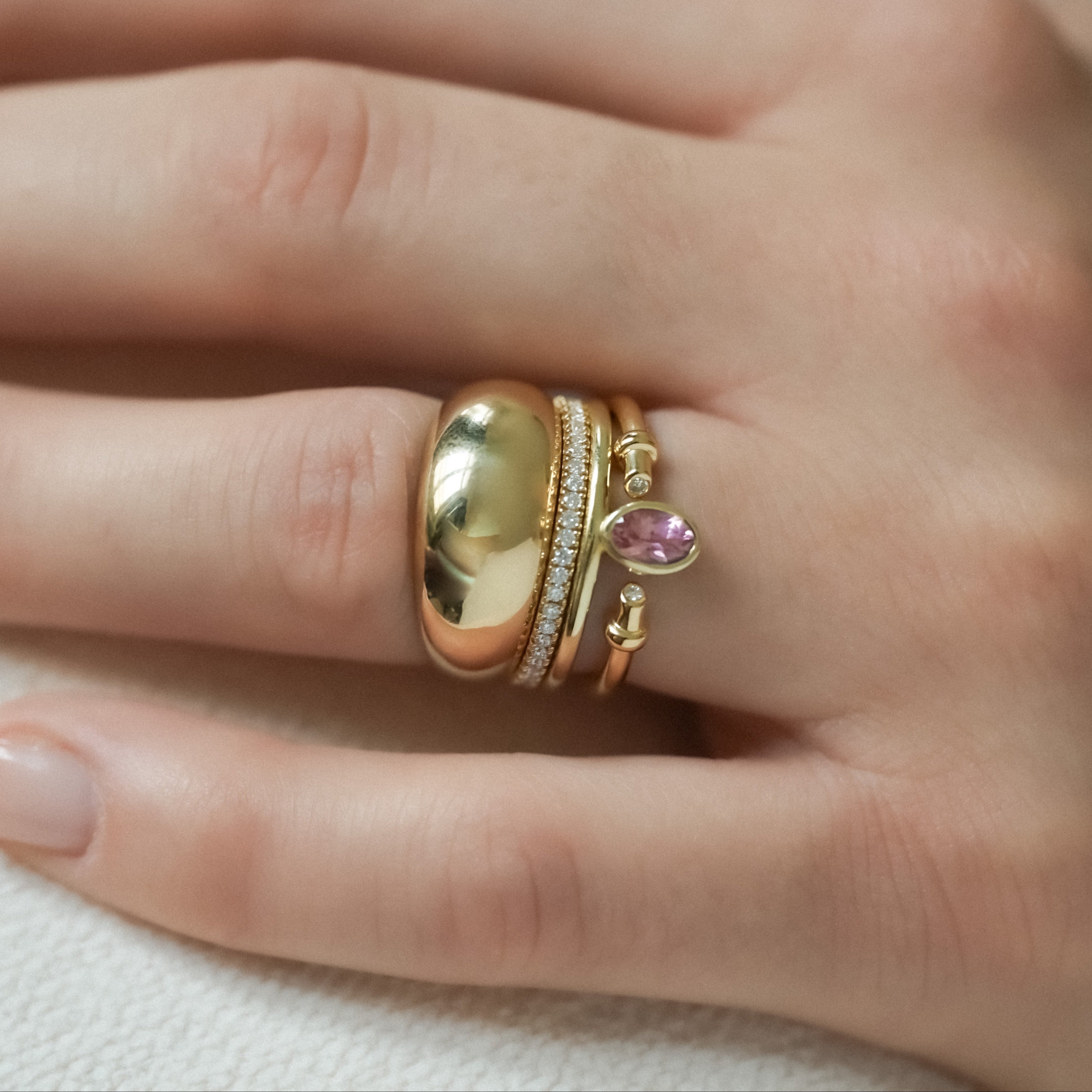 Accumulation-Bague_Dome_Alba-Alliance_Diamants_blancs_Iris-Bague_decentree_rose_Valentine-_Bague_ajouree_Valentine