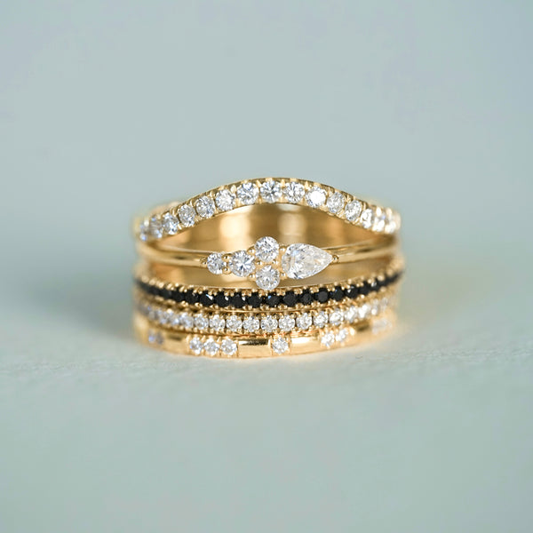 Accumulation-_alliance_parsemee_Iris-_alliance_iris_diamants_blancs-alliance_diamants_noirs_iris-bague_composition_iris-_bague_vague_iris_Douze paris