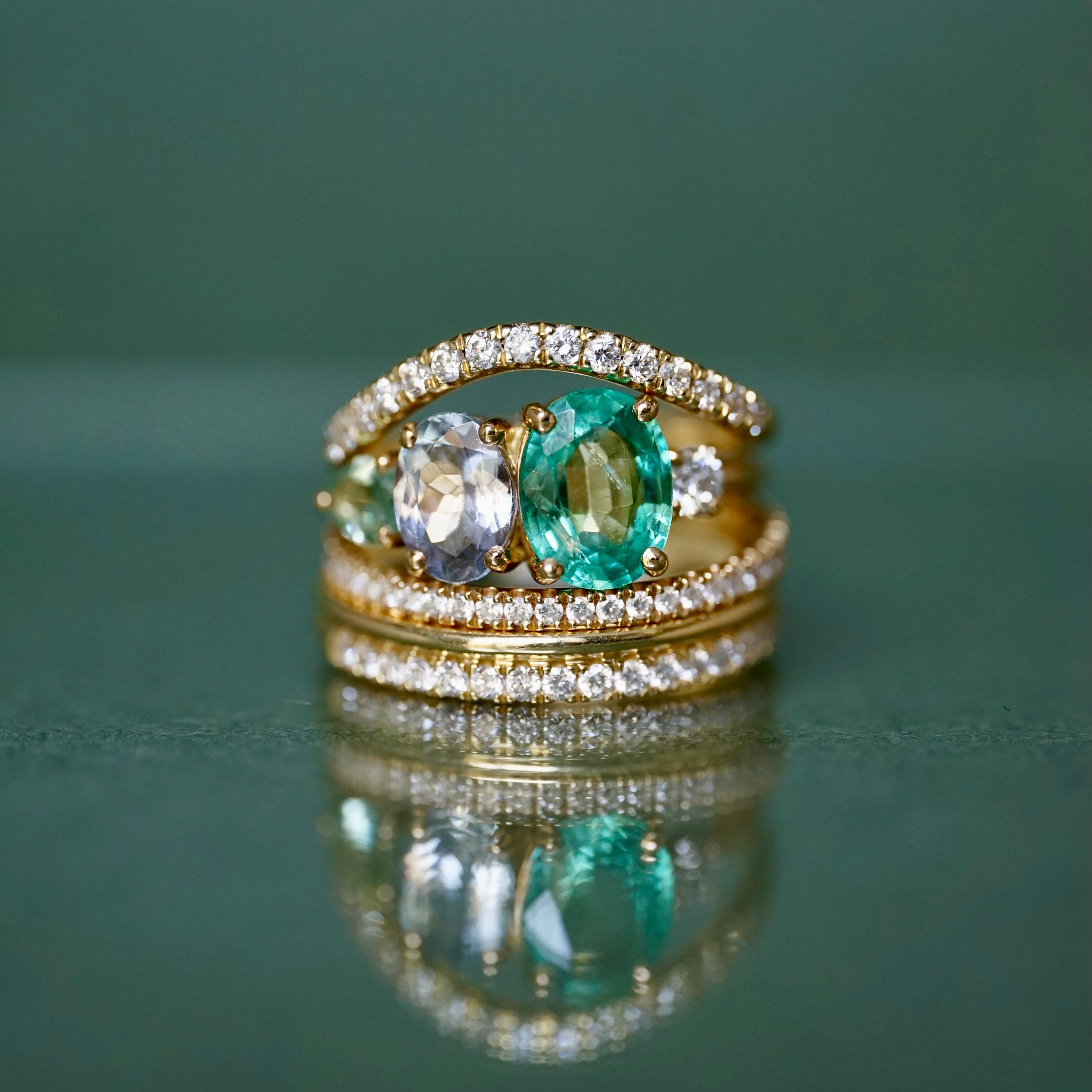 Accumulation-alliance-iris-double_alliance-diamants-blancs-iris_Bague_Esmee_aliance_vague_iris
