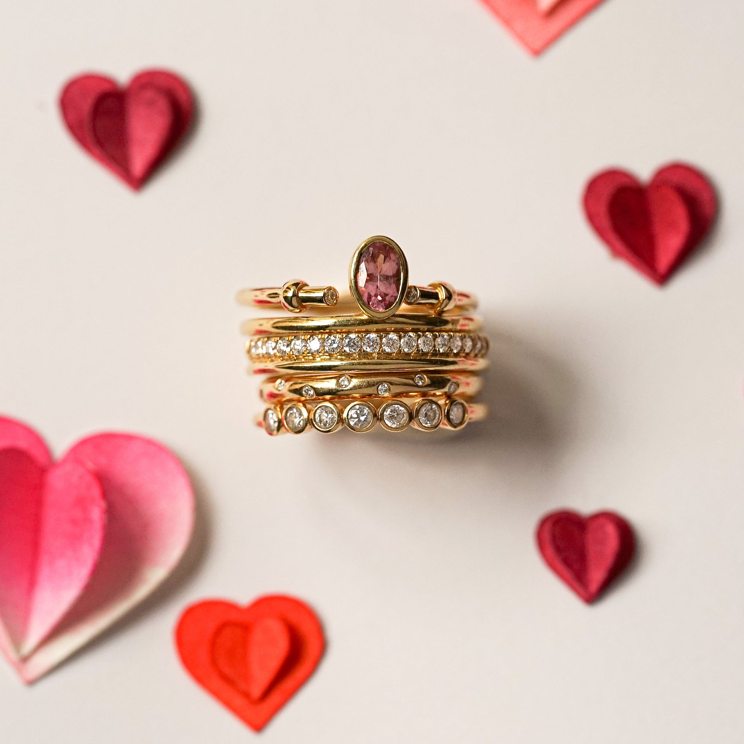 Accumulation-alliance_Lorene-alliance_moon_etoilee-alliance_diamants_blancs_Iris-bague_decentree_rose_Valentine-bague_ajouree_Valentine