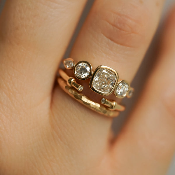 Accumulation-alliance_martelee-Moon-bague_ajouree_Valentine-Bague_Composition_coussin_af0b6beb-7d6b-4c8c-842d-28067ed135ee