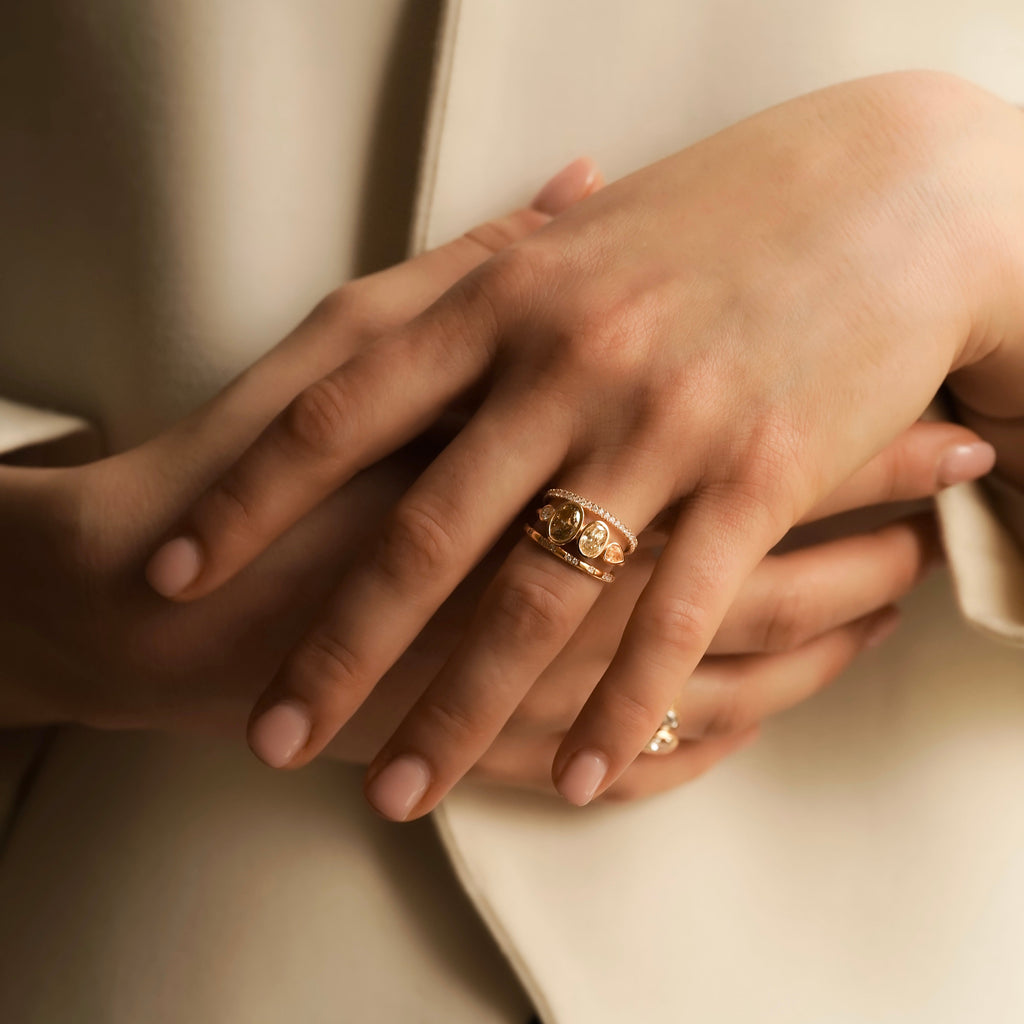 Accumulation-alliancediamantsblancsIris-Bague-Chiara-allianceparsemeeIris