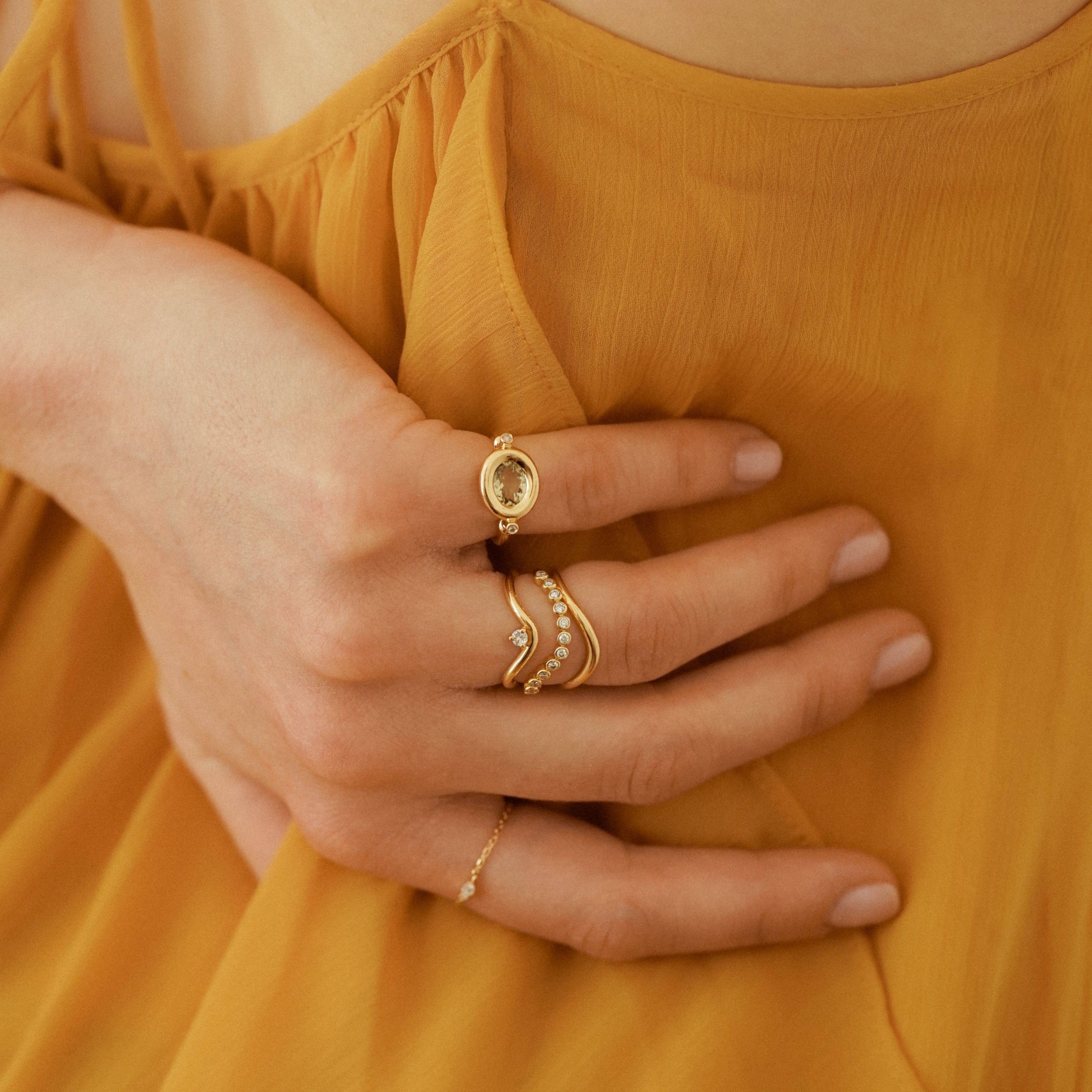 Accumulation-chevaliere_jaune_valentine-bague_vague_brillant_iris-bague_vague_lorene-bague_vague_alba-bague_chaine_poire_iris
