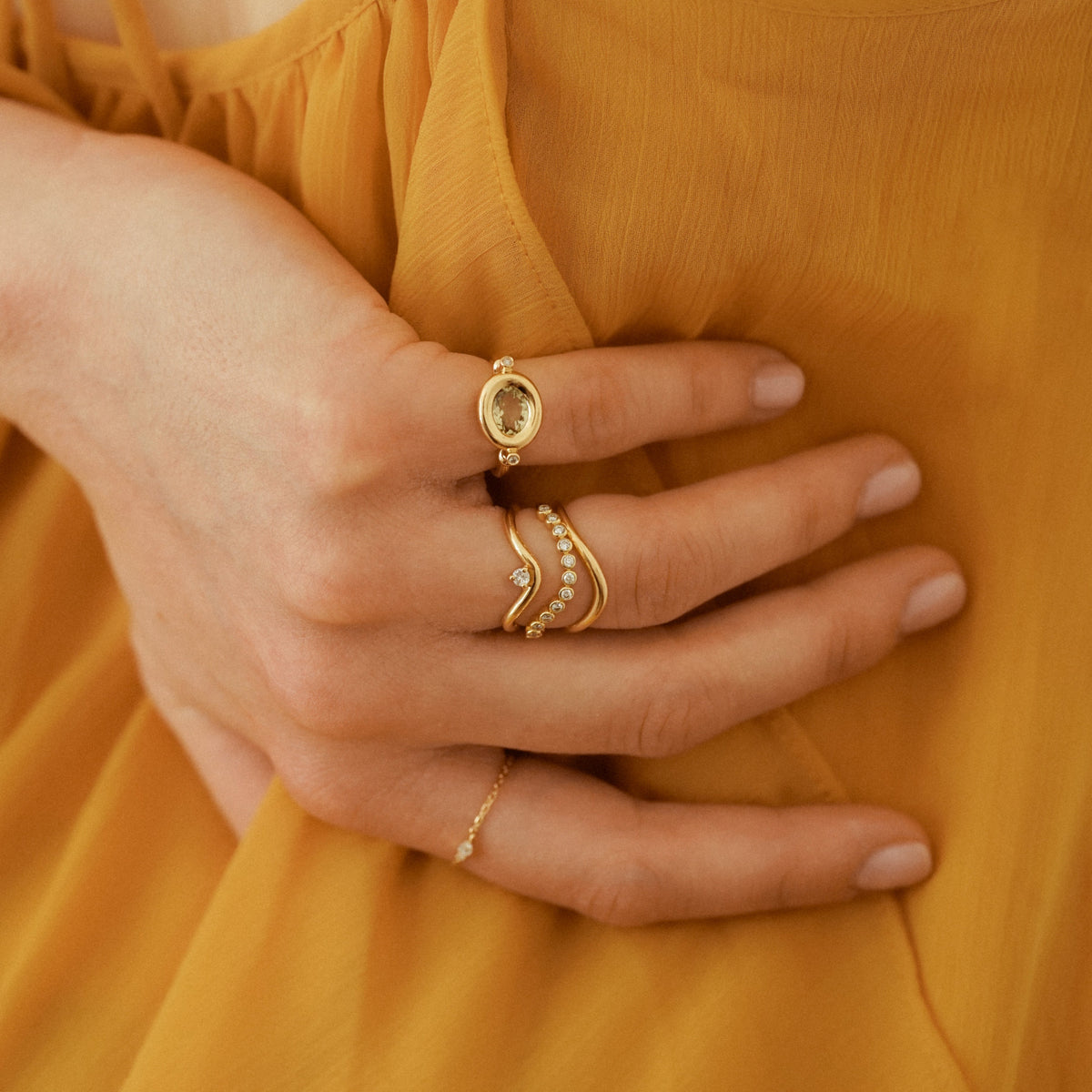 Accumulation-chevaliere_jaune_valentine-bague_vague_brillant_iris-bague_vague_lorene-bague_vague_alba-bague_chaine_poire_iris_4