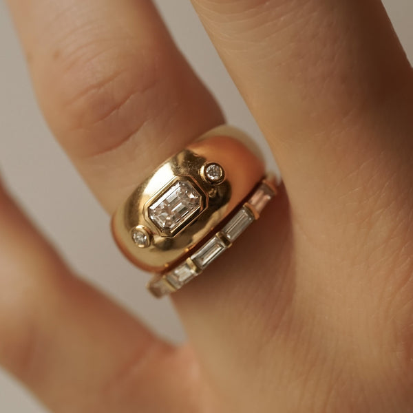 Accumulation_bague-dome-edith-piece-unique-diamant_alliance-baguettes-Alix_1f738255-5da0-460c-af9c-3b7e4f40ea39