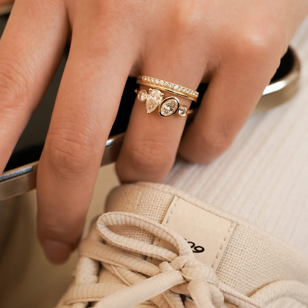 Accumulation_bague_de_fianailles_composition_diamants_poire_alliance_double_iris