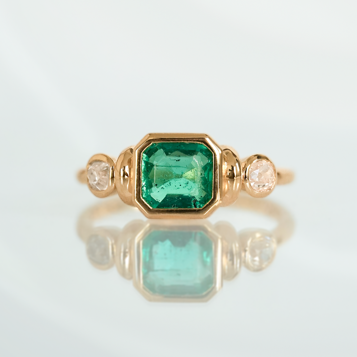 Bague en or 18 carats emeraude coussin diamants blancs taille ancienne