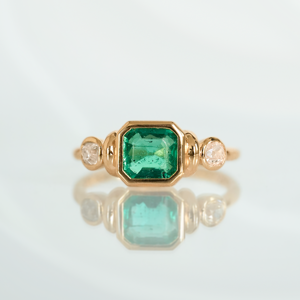 Bague Sur Mesure, émeraude taille coussin, godrons, diamants blancs taille ancienne, or recyclé 18 carats