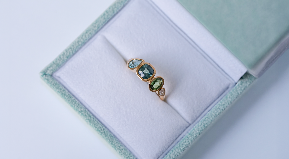 Bague Sur-Mesure composition, tourmalines vertes ovale et poire, saphir coussin, diamants blancs poire, or recyclé 18 carats
