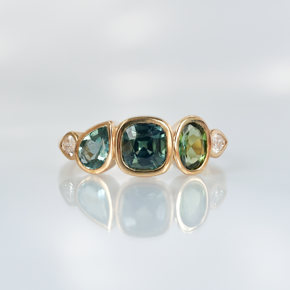 Bague en or 18 carats, saphir coussin, tourmaline verte claire ovale, tourmaline vert d'eau poire, diamants blancs poire