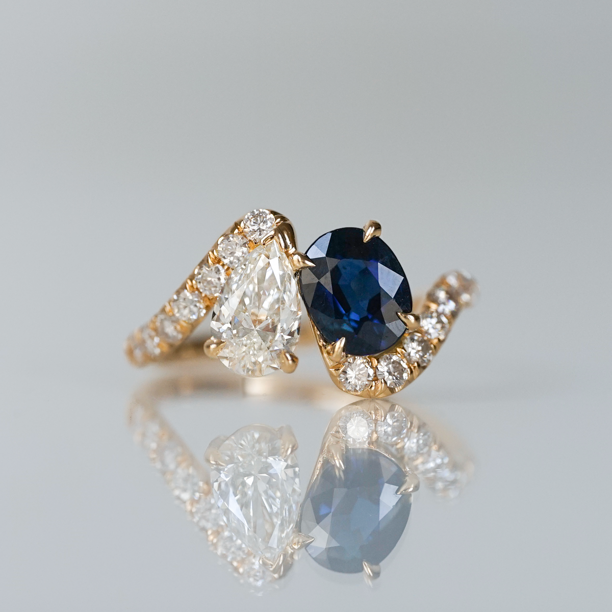 Bague Sur Mesure Toi & Moi, pavage de diamants blancs, saphir bleu nuit, diamant blanc poire