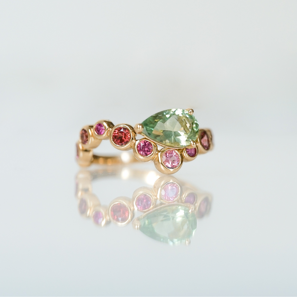 Bague Flora Tourmaline verte poire saphirs roses taille brillant