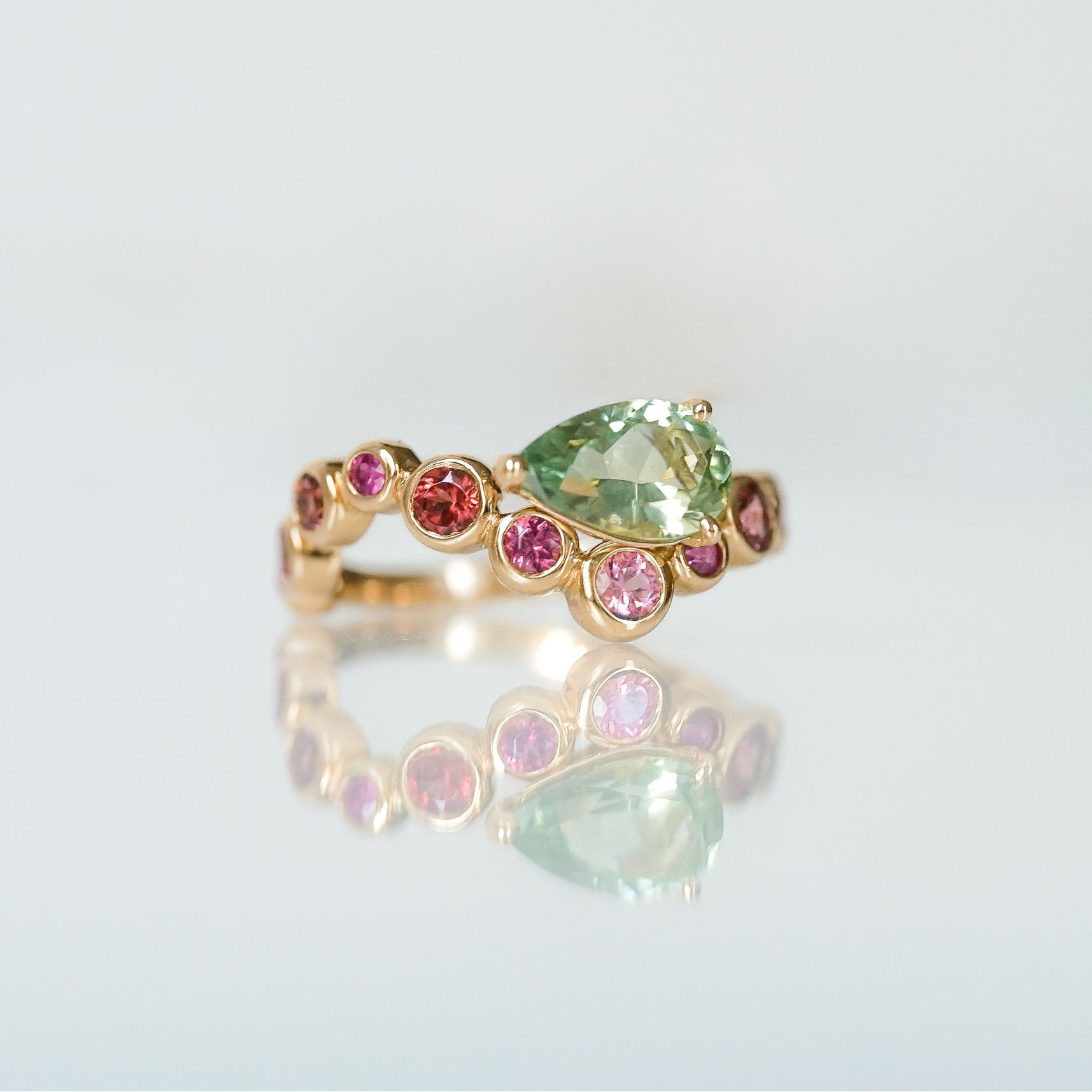Bague Flora Tourmaline verte poire saphirs roses taille brillant