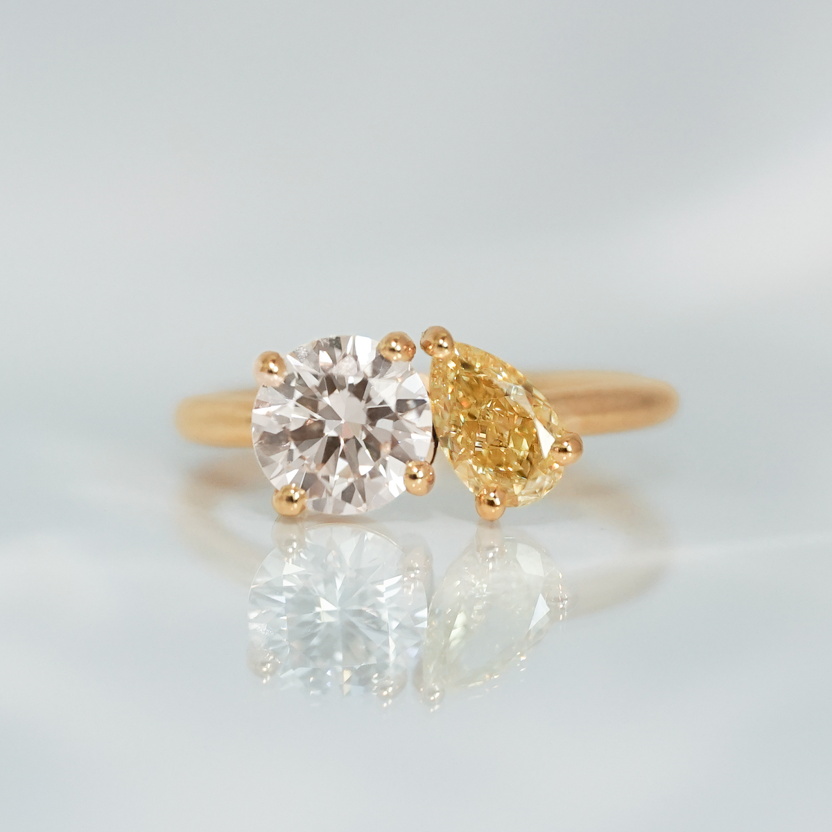 Bague Sur Mesure toi et moi, diamant blanc brillant upcyclé, diamant jaune poire, serti griffe, or recyclé 18 carats