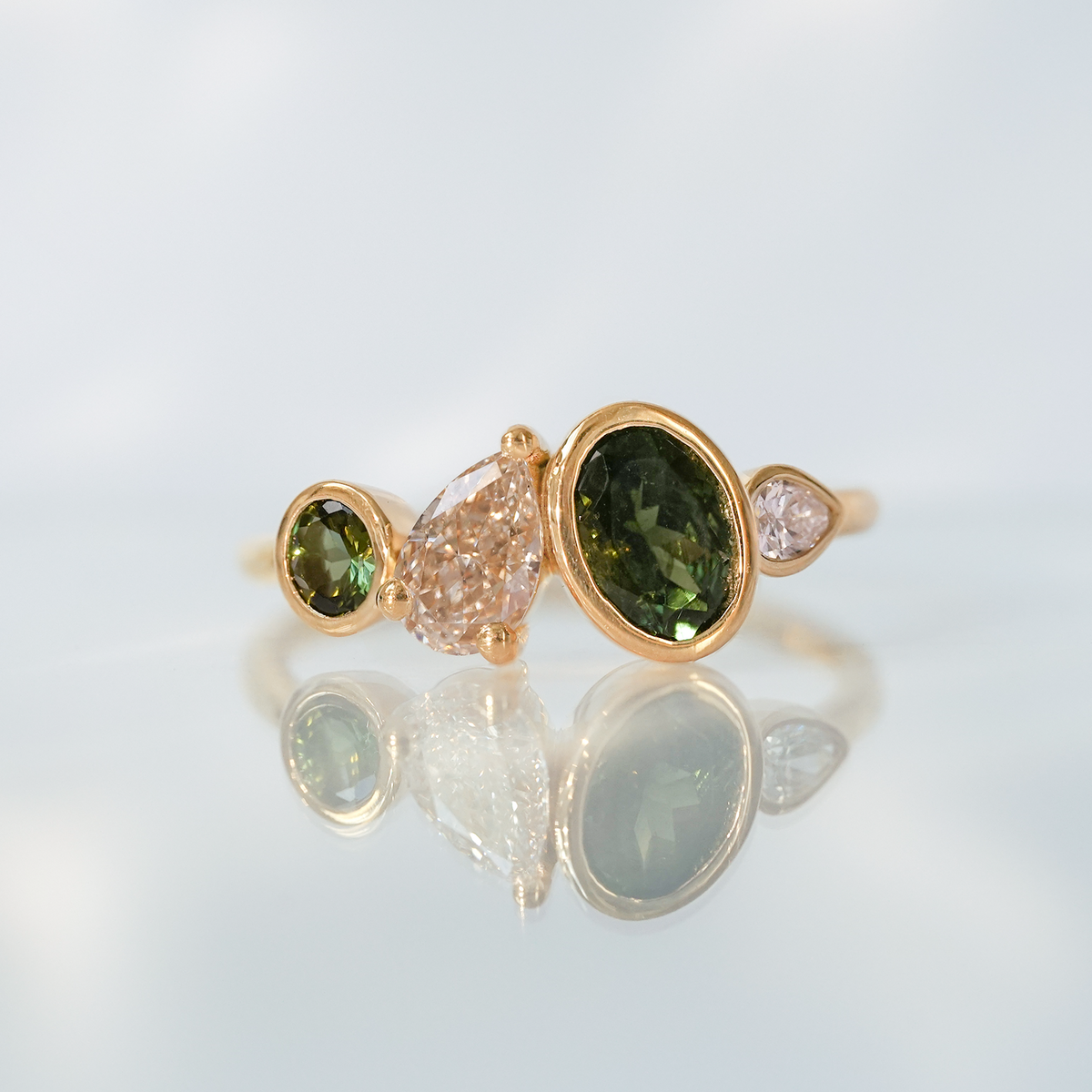 Bague Sur Mesure composition, tourmaline verte ovale, diamant champagne taille poire, tourmaline verte brillant, diamant blanc poire, or recyclé 18 carats
