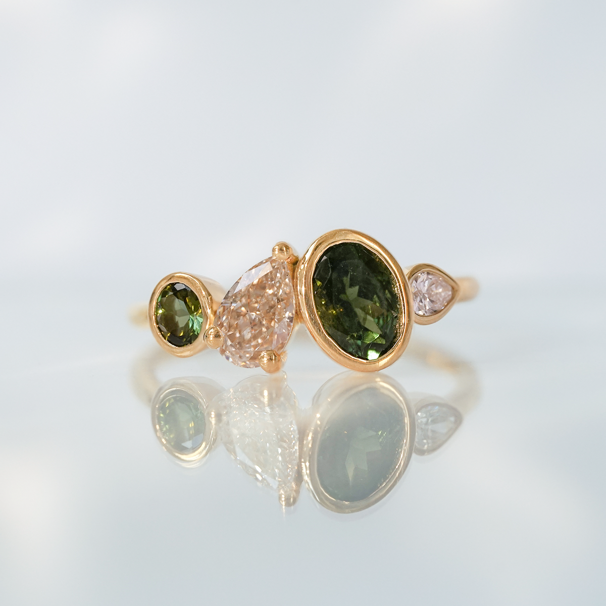 Bague Sur Mesure Tourmaline verte ovale diamant champagne taille poire
tourmaline verte brillant diamant blanc poire