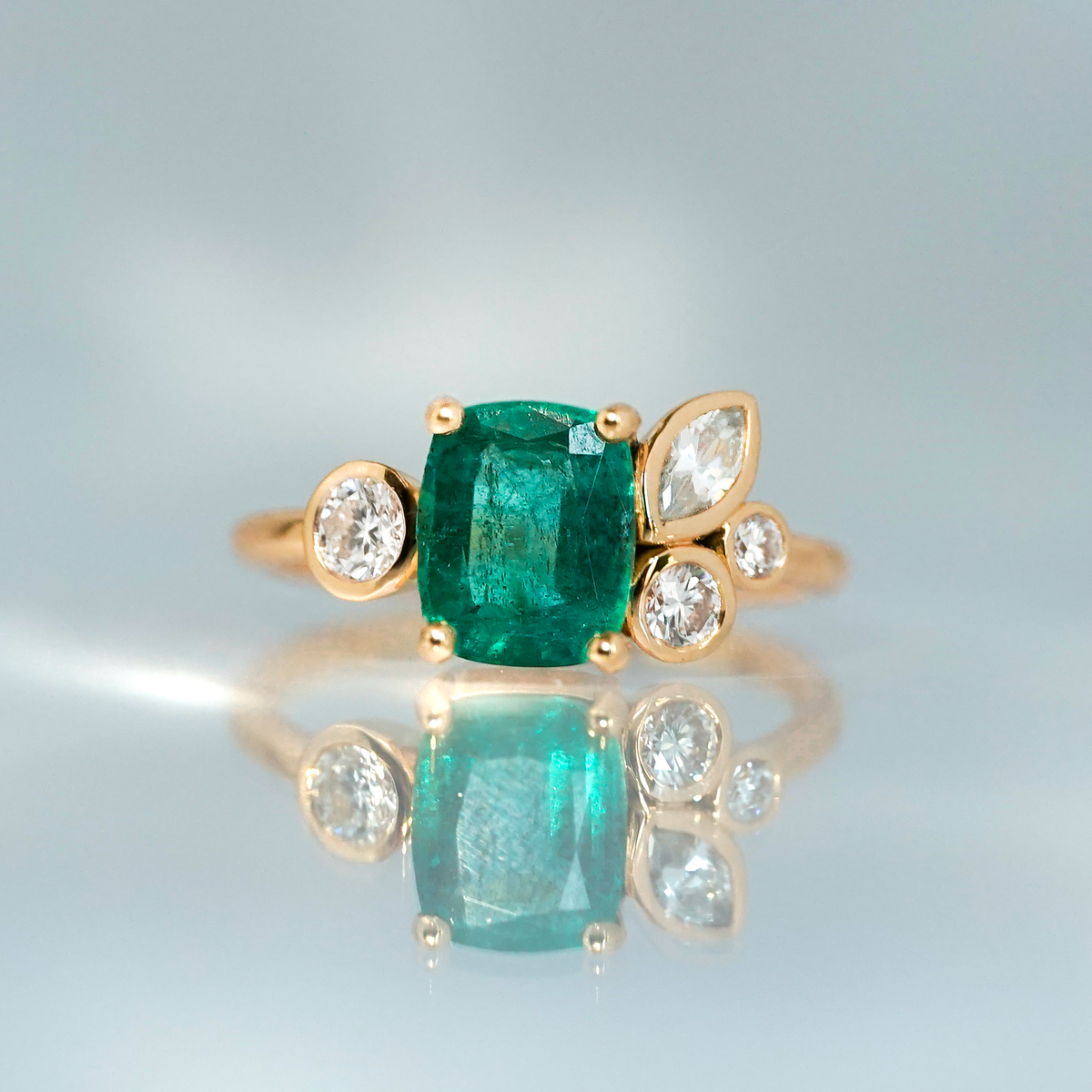 Bague Sur Mesure, saphir vert,  diamant blanc marquise, diamants blancs brillant, or recyclé 18 carats