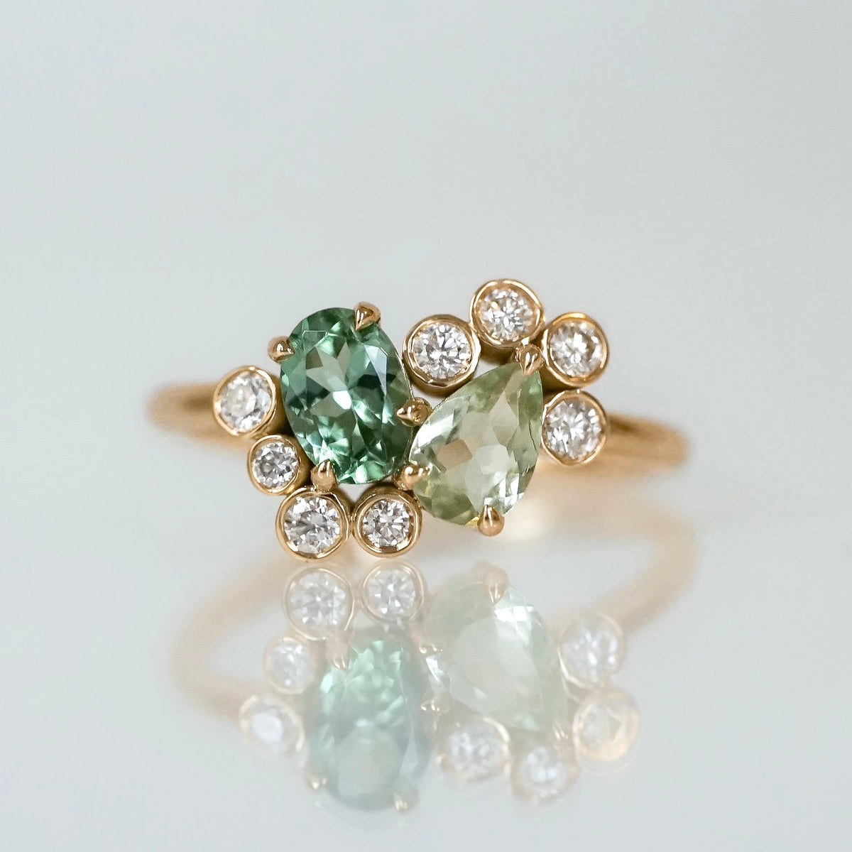 Bague Sur Mesure toi & moi, tourmaline ovale vert sapin, tourmaline poire vert pâle, diamants blancs brillant