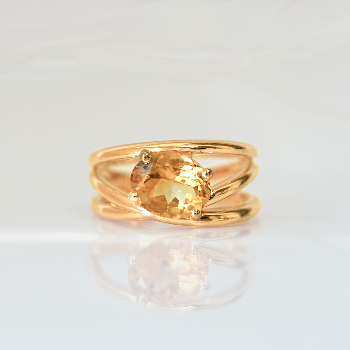 Bague en or bandeau croisé citrine ovale jaune