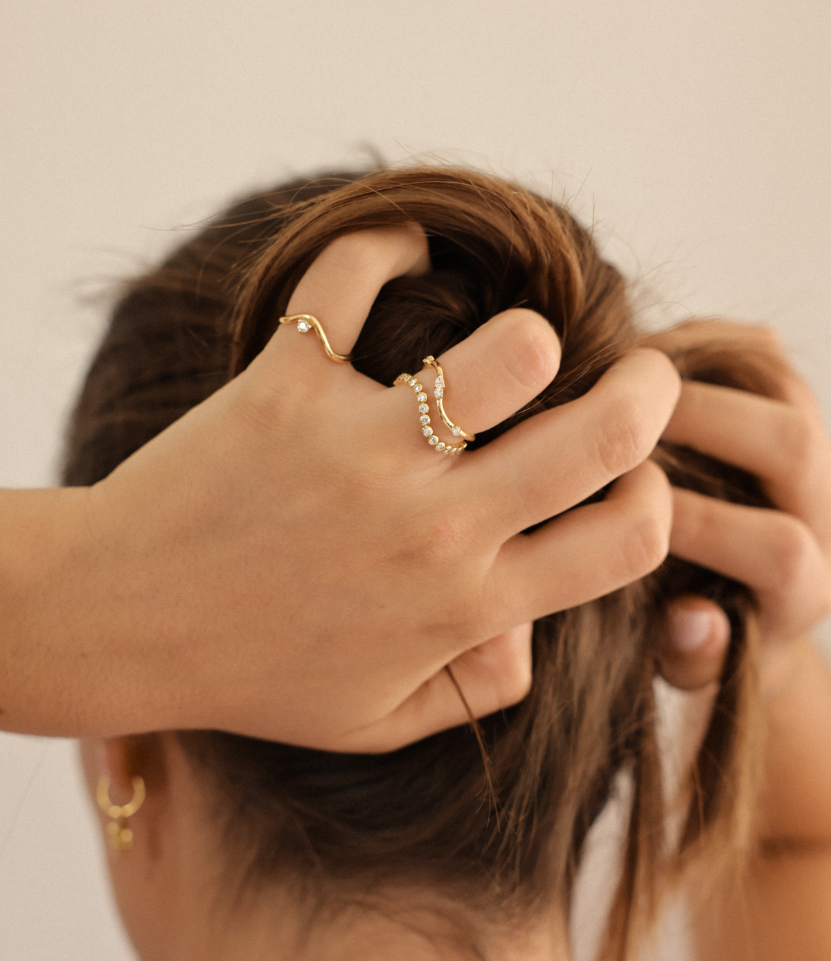 Photo portée de la Bague Vague Brillant Iris, Bague Vague Lorène, Bague Vague Poire Iris en or recyclé 18 carats et diamants blancs naturels