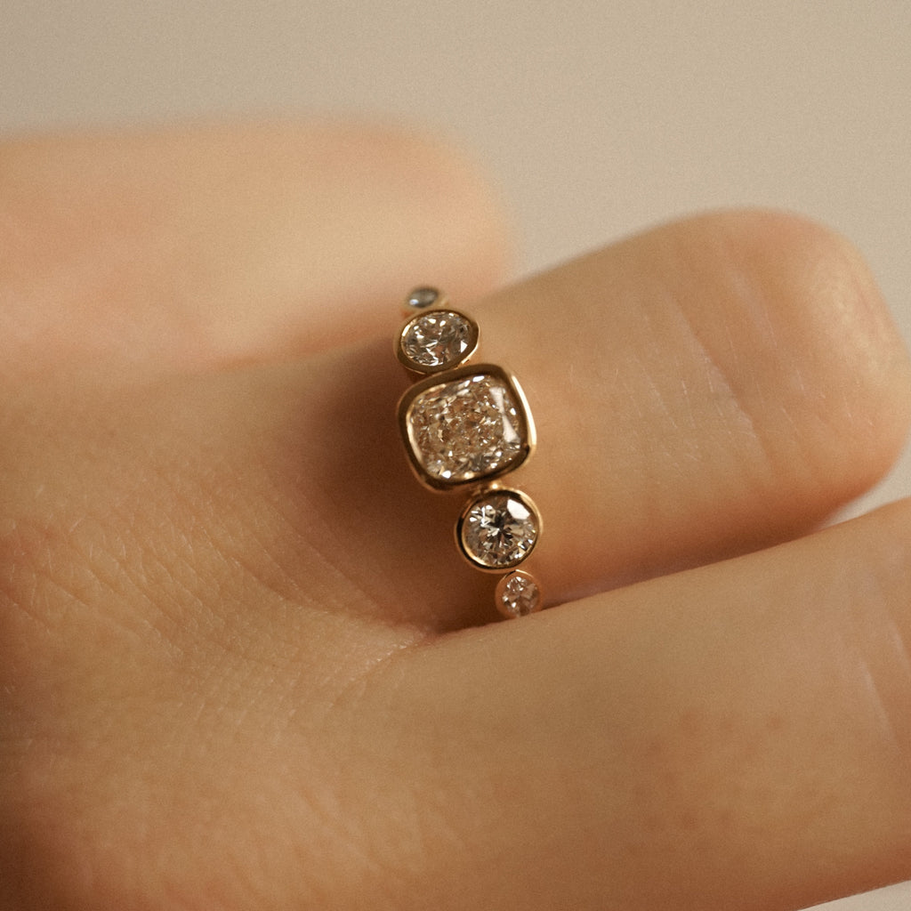 Engagement ring - Cushion-cut diamond - 1.66ct