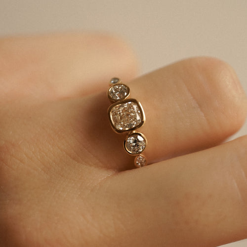 Engagement ring - Cushion-cut diamond - 1.66ct