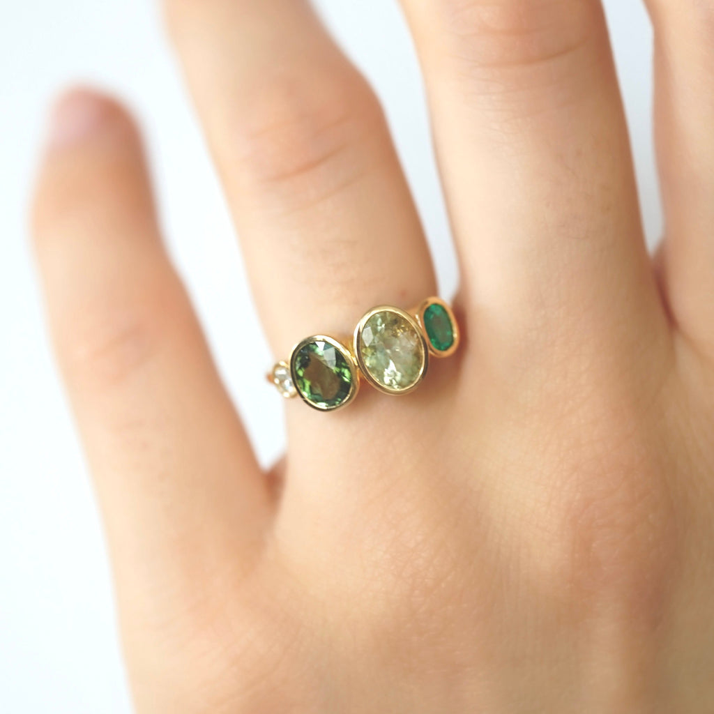 Bague diamant brillant, tourmalines et emeraude ovales