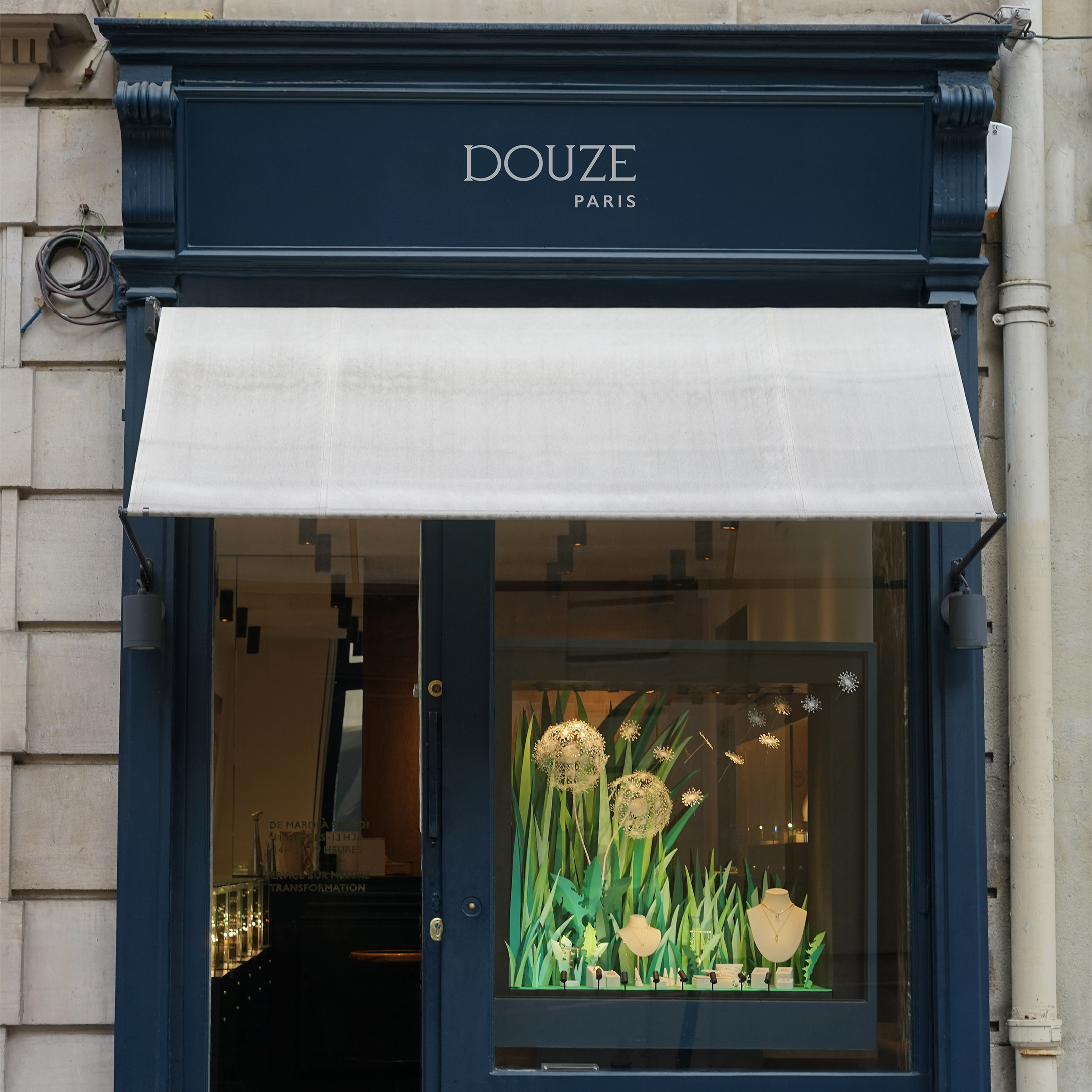 Boutique-Douze-Paris_vitrine_printemps