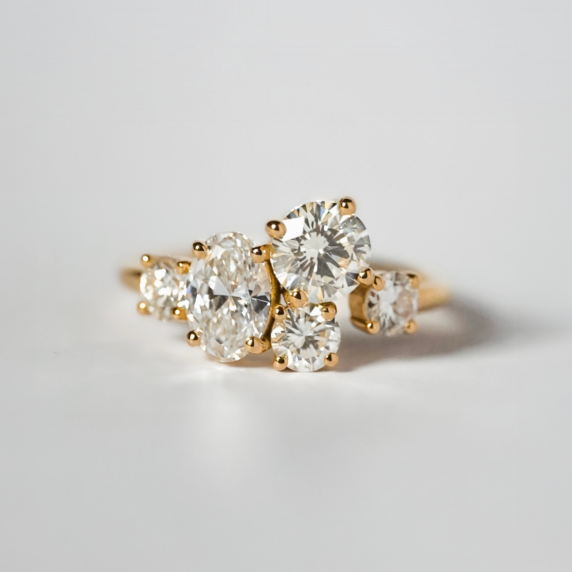 Bague Sur Mesure, diamants blancs ovale et brillant, serti griffe, or jaune recyclé 18 carats
