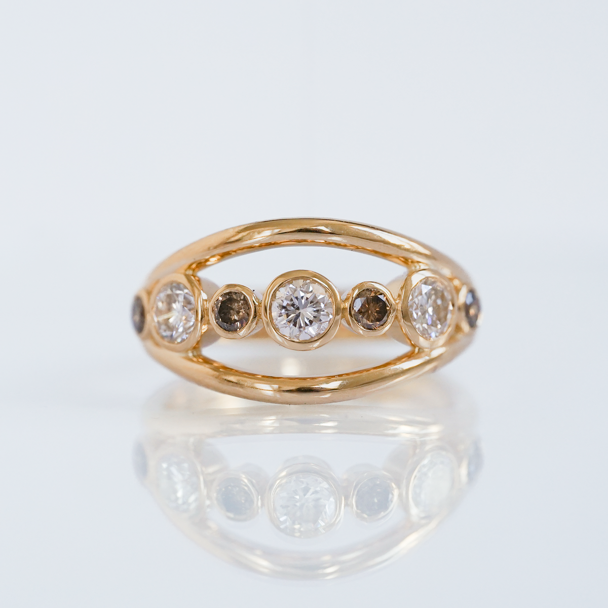 Bague Sur Mesure bandeau, diamants bruns et diamants blancs brillants, or recyclé 18 carats