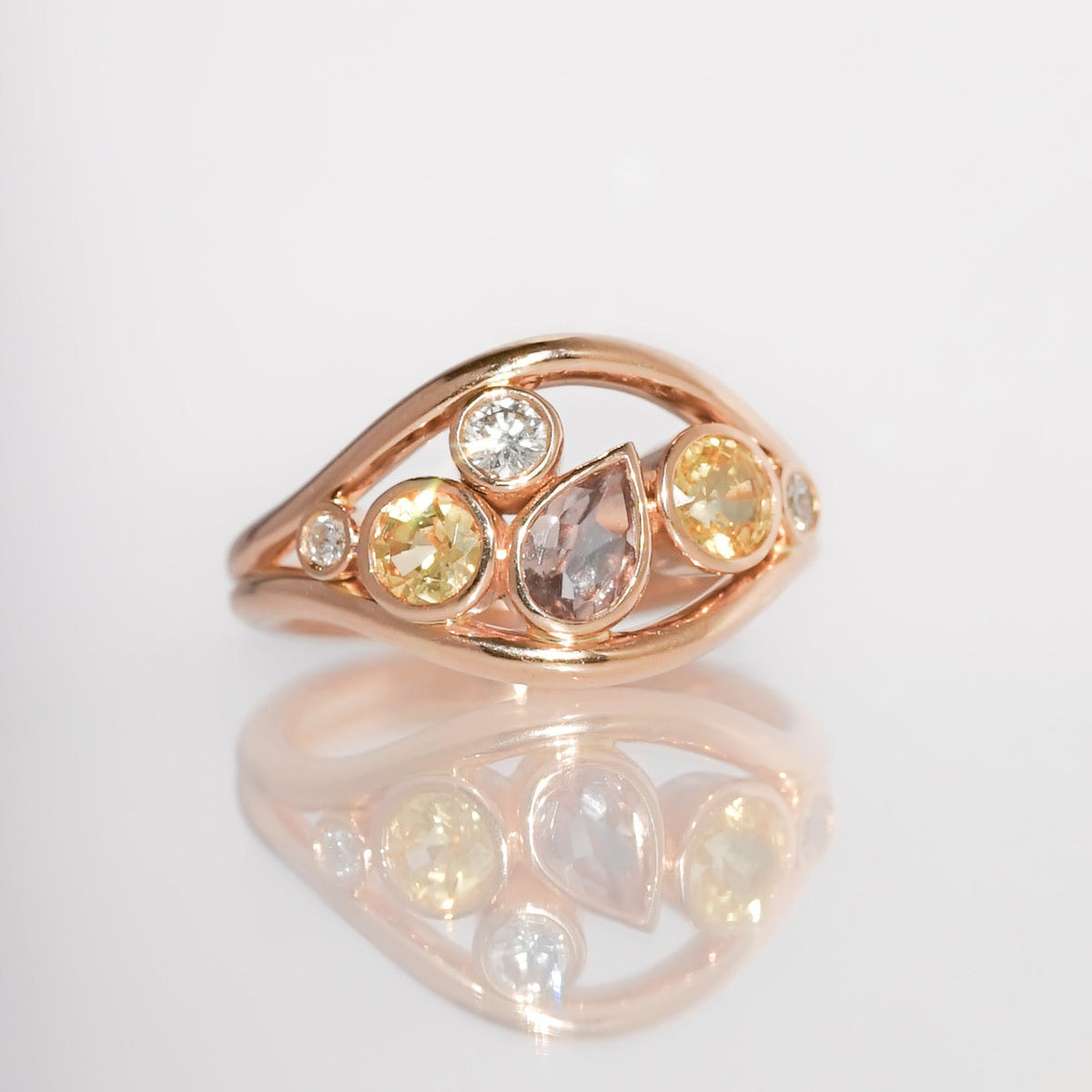 Bague Sur Mesure bandeau, tourmaline poire rose pâle, gemmes jaune brillant, diamants blancs brillant