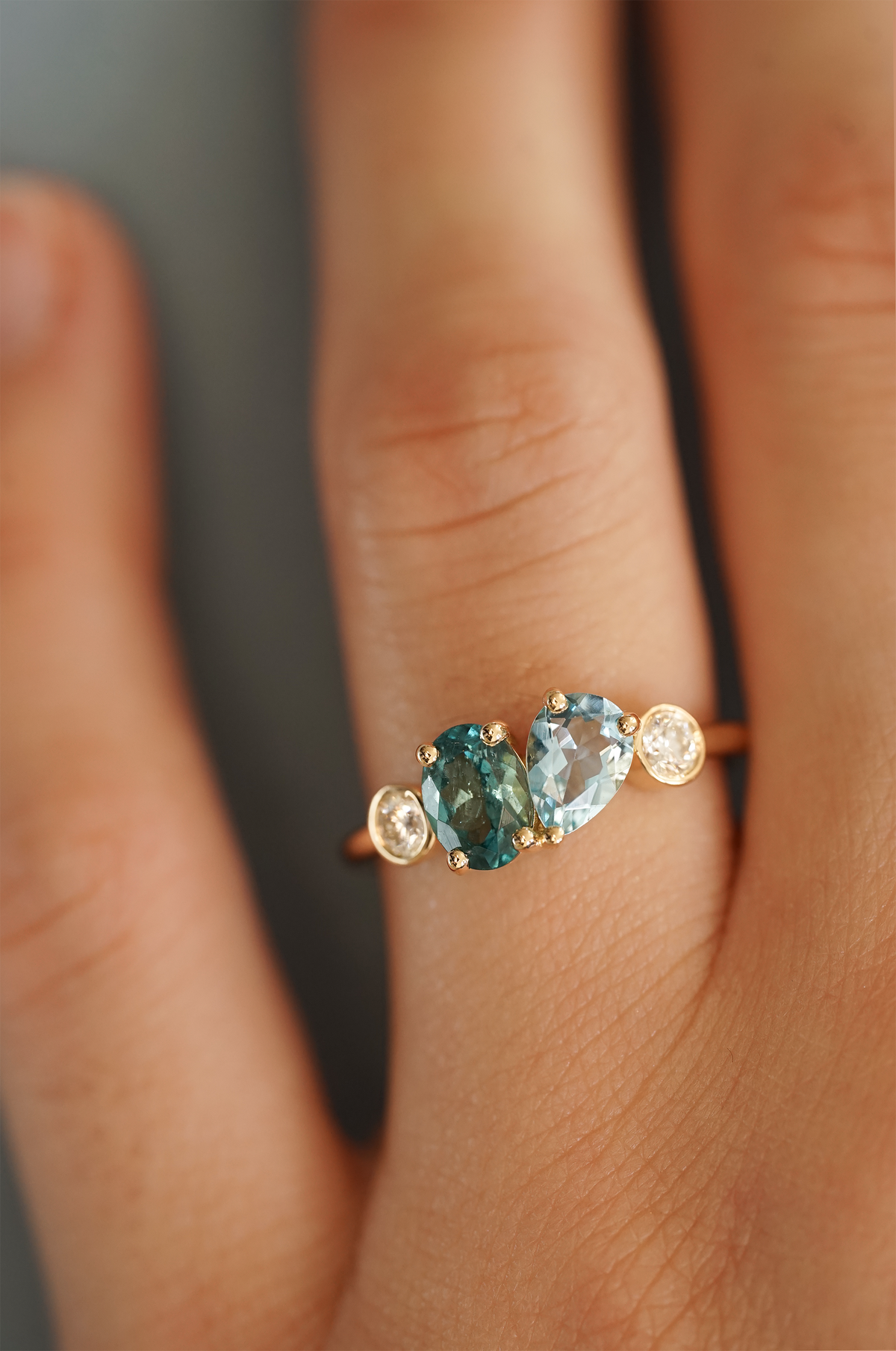 Tourmaline vert d'eau bicolore ovale
Aigue marine bleu glace
Diamants blancs brillant