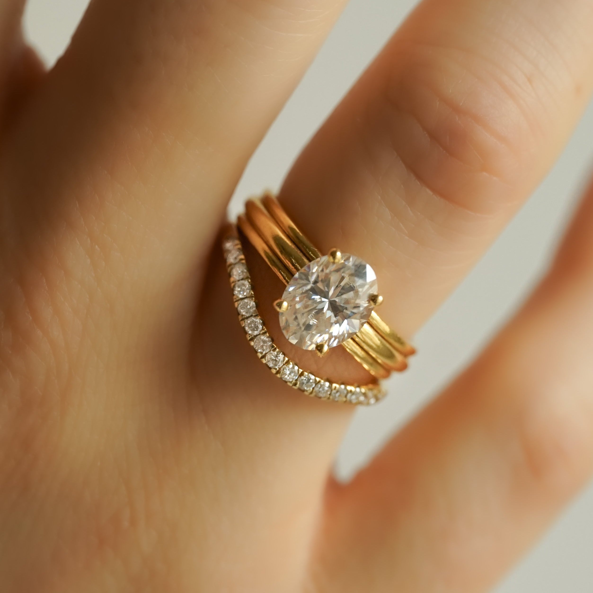 mariage_duo_griffes_solitaire_ovale_alliance_Iris_diamants